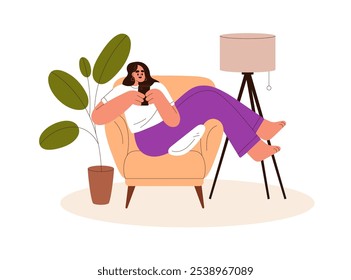 Mulher sentada em poltrona, usando smartphone, relaxando em casa. Feliz internet feminina surfando com telefone celular, bate-papo, mensagens de texto, leitura. Ilustração de vetor plano isolada no plano de fundo branco