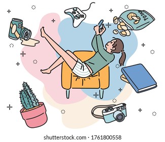 Una mujer se sienta cómodamente en el sofá y se relaja. Hay varios objetos decorados alrededor. ilustraciones de diseño vectorial de estilo dibujado a mano. 