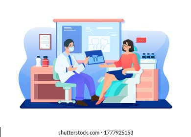 Frau sitzt im Zahnarztstuhl und hört den Ärzten Erklärungen zu Röntgenergebnissen