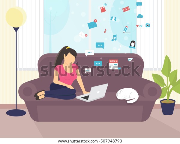 自宅のソファーにノートパソコンを置き 仕事をしながらソーシャルネットワークでビデオを見ている女性 人々が働く 自宅でノートパソコンを使ってタイプを打つ 平らなベクターイラスト のベクター画像素材 ロイヤリティフリー