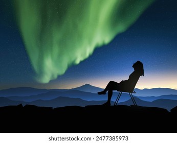 Mujer sentada en la silla del campamento. Relájate en las montañas. Aurora Borealis verde