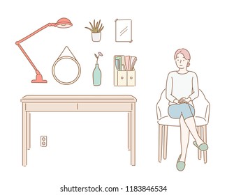 Uma mulher sentada em uma cadeira, uma mesa e vários objetos. ilustrações de design vetorial estilo desenhado à mão.