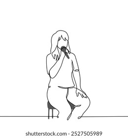 Mujer sentada en una silla hablando o cantando en un micrófono - Vector de arte de una línea. cantante conceptual cantando en vivo. Vector hecho a mano no AI