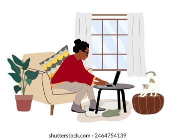 Una mujer está sentada en un sofá en la sala de estar, trabajando en una laptop. Un gato está sentado en una almohada a su lado. La habitación tiene un ambiente acogedor y cómodo, con una planta en macetas. Concepto de trabajo remoto.