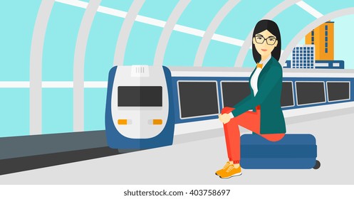 Mulher sentada na plataforma de trem.