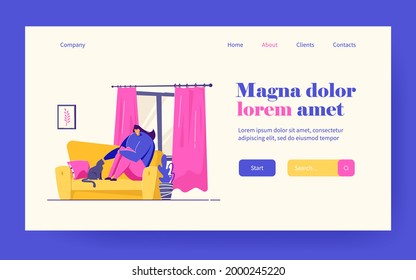 Mujer sentada en el sofá con gato. Caracter femenino sonriendo y masticando animales domésticos en el sofá, imagen en la pared, ventana con cortinas, planta. Ocio, relajación, descanso, concepto de mascota