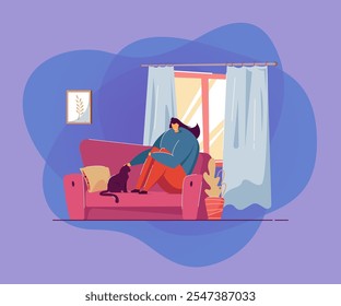 Mujer sentada en el sofá con el gato. Personaje femenino sonriendo y acariciando a un animal doméstico en el sofá, imagen en la pared, ventana con cortinas, planta. Ocio, relajación, descanso, concepto de mascota