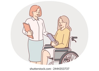 Mujer sentada en silla de ruedas cerca de colegas que ayudan a las personas con discapacidades a realizar tareas profesionales. Concepto de trabajo accesible para personas con discapacidad y diversidad de personas en empresa