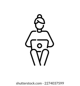 Mujer sentada y trabajando con una laptop de rodillas. Icono de trazo de píxeles perfecto, modificable