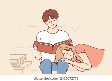 La mujer duerme en el regazo de su novio, leyendo un libro sentado en el sofá y sintiéndose segura gracias a la relación con un amigo. Relación romántica chica y chico pasando noches juntas y disfrutando de la vida