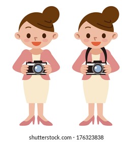 Mujer sonriendo con una cámara