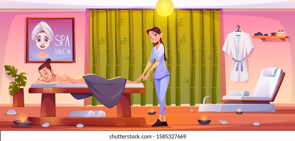 Mujer en salón de spa, muchacha tendida en el sofá, masajista prepara hacer masaje a los clientes en una acogedora habitación con equipo profesional, muebles y velas ardientes. Procedimiento de belleza Dibujo vectorial de dibujos animados