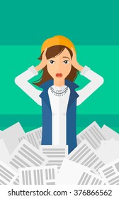 Mujer apilada de periódicos.