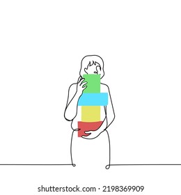 mujer de pie sostiene una gran pila de cajas de regalo en paquetes coloridos - un vector de dibujo de una línea. concepto de compra en una tienda de regalos, preparación para las vacaciones, recepción o entrega de regalos