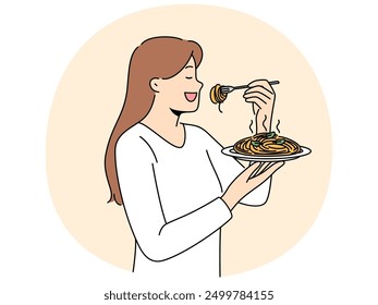 Mujer se para con plato de espaguetis en las manos y come plato italiano disfrutando del sabor de la pasta. Chica come pasta para satisfacer el hambre y regocijarse con la oportunidad de probar deliciosa comida alta en calorías