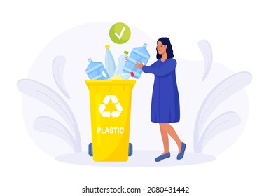 Mujer lanza basura al contenedor de desechos plásticos, contenedores de basura con letrero de reciclaje. Habitante De La Ciudad Recolectando Basura. Reciclar basura, reciclar basura ambiental. Protección ecológica contra la contaminación por reciclado