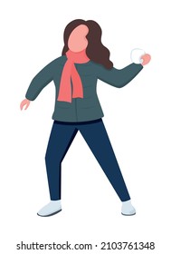 La mujer arroja un carácter vector de color semiplano de bola de nieve. Figura dinámica. Persona de cuerpo entero sobre blanco. Actividad invernal aislada ilustración de estilo de dibujos animados modernos para diseño gráfico y animación