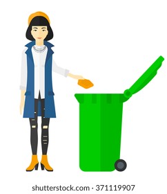 Mujer tirando basura.