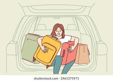 Mujer turista con maletas de viaje se sienta en el maletero del coche, preparándose para el viaje a otra ciudad. A la joven feliz le encanta viajar en sonrisas de automóvil, regocijándose ante la próxima aventura.