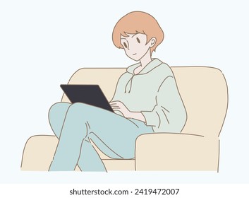 Mujer usando computadora portátil, tablet, leer eBook, trabajar en línea, reunirse, hablar en video, sentarse, relajarse en el sofá. Dibujo manual de caricaturas planas ilustraciones vectoriales.