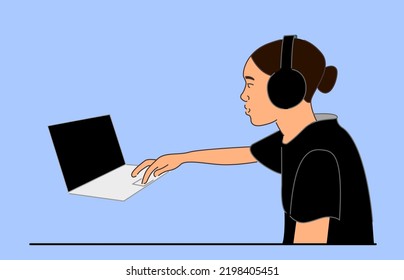 Eine Frau, die einen Laptop benutzt