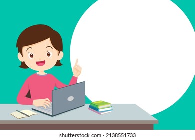 mujer que usa computadora portátil y burbuja de voz