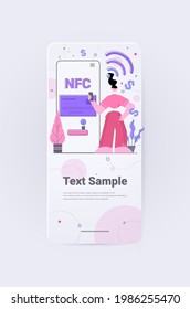 mujer que usa máquina de pago y teléfono móvil con tarjeta de crédito pago sin contacto NFC transacción