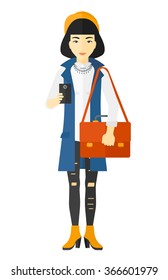 Mujer usando smartphone.
