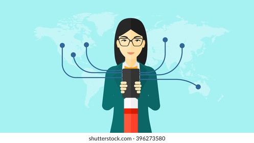 Mujer usando smartphone.