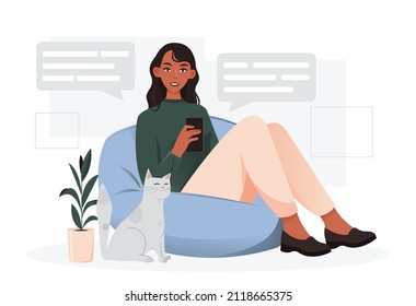 Mujer usando el concepto de smartphone. Niña sentada en silla suave, conversando en línea o viendo redes sociales. El personaje femenino escribe un mensaje. Relajación y descanso. Dibujo vectorial plano de dibujos animados