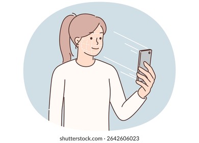 Mulher usando smartphone passa identificação biométrica permitindo acesso a aplicativo bancário. Menina leva smartphone para frente para desbloquear gadget através de verificação biométrica que substitui senha