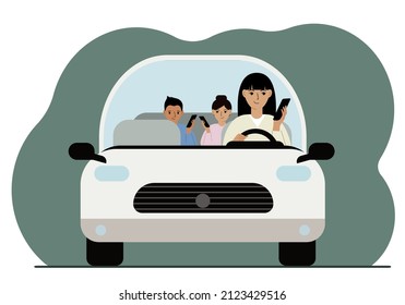 Mujer que usa smartphone mientras conduce un auto. Una mujer lleva a su hijo en un coche. riesgo de conducir. Ilustración plana del vector