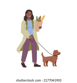 Mujer caminando con perro corredizo, hembra con paquete de compras lleno de productos aislados de caricatura plana. Vector hembra con recuperador, mascota y propietario camina juntos