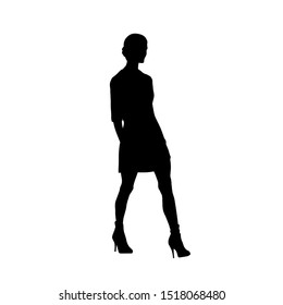 Mujer caminando hacia adelante, aislada silueta vectorial. Cuerpo delgado, tacones altos, pelo corto, piernas largas. Joven adulta