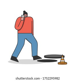 Mujer caminando en una boca abierta mientras habla por teléfono móvil. Caricatura femenina que no nota señales de advertencia ocupadas con smartphone. Carencia y adicción al teléfono. Ilustración vectorial plana