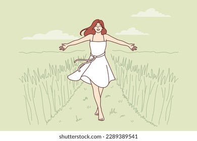 Las mujeres caminan por el camino entre la alta hierba y disfrutan de la hermosa naturaleza en el área rural o agrícola. Las chicas vestidas disfrutan de caminar en naturaleza salvaje o campo agrícola en un lugar ecológicamente limpio. 