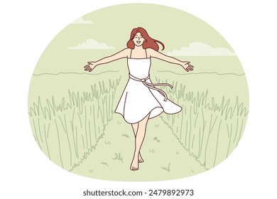 Mujer camina por el camino entre hierba alta disfrutando de la hermosa naturaleza en el área rural o agrícola. Chica en vestido disfruta de caminar en la naturaleza salvaje o campo agrícola en un lugar ecológicamente limpio.