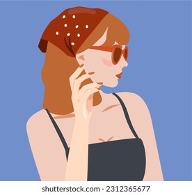 Frauen tragen ein Kerlchen. Warme Sommerkollektion. Palmenblätter auf dem Hintergrund. Helle Farben. Lipstick. Frisuren mit Schal. Sommerbild einer Frau in Sonnenbrille und Hut