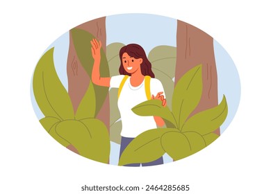 Mujer fue en caminata o expedición del bosque, camina entre los árboles y disfruta de la naturaleza salvaje. Chica está interesada en actividades al aire libre en la selva exótica, y va de excursión en busca de aventura.