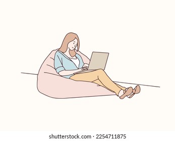 Mujer trabajando con un portátil sentado en una bolsa de frijol simple ilustración de estilo coreano