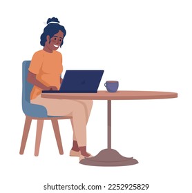 Mujer trabajando en portátil y bebiendo café con carácter vector de color semiplano. Figura editable. Persona de cuerpo entero sobre blanco. Ilustración simple de estilo de dibujos animados para diseño gráfico web y animación