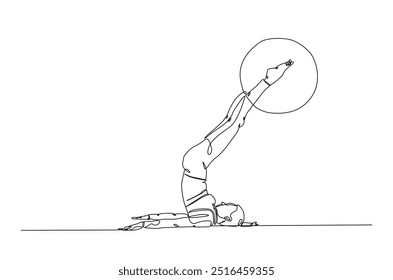 Frau trainieren mit Fitness-Ball kontinuierliche einzeilige Zeichnung. Junge Dame trainiert Pilates mit Fitnessball in Single Line Art Illustration. Bearbeitbarer Vektor.  