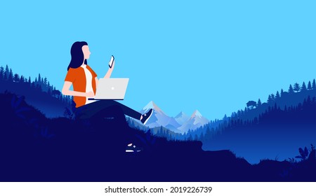 Mujer trabajando al aire libre en el paisaje natural - Persona femenina con laptop y smartphone sentada en una colina haciendo trabajo. Concepto de autonomía y libertad laboral, ilustración vectorial.