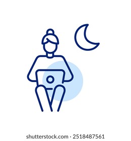 Mujer trabajando o estudiando a distancia en el ordenador portátil y la luna. Productividad nocturna. Icono de trazo perfecto y editable del píxel