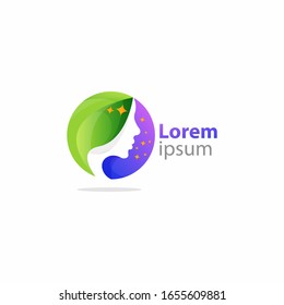 La cara de la mujer en forma de círculo violeta con hojas de flores verdes. Plantilla de diseño del logotipo femenino vectorial. Concepto de diseño abstracto para salón de belleza, masaje, cosmético y spa, etc.