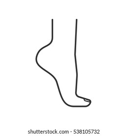 Woman's foot standing on tiptoe linear icon. Thin line illustration. Contour symbol. Vector isolated outline drawing