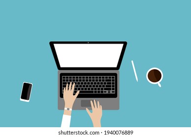 La mano de una mujer escribiendo un mensaje en un teclado de una laptop Una vista superior de la gente que trabaja con computadoras en sus escritorios