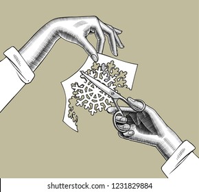 Manos de mujer con tijeras cortando un copo de nieve de papel. Dibujo estilizado con grabado de época. Ilustración del vector