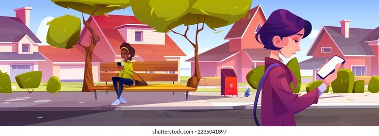 Mujeres con smartphones caminando por la calle y sentadas en un banco en la zona suburbana con casas de campo. Las niñas usan teléfonos móviles al aire libre, comunicando y enviando mensajes, ilustración vectorial de dibujos animados