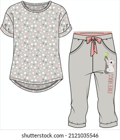 FRAUEN, DIE MIT KOALA-GRAFISCHEN NIGHTWEAR IN REDATEIEN EINGESETZT WERDEN